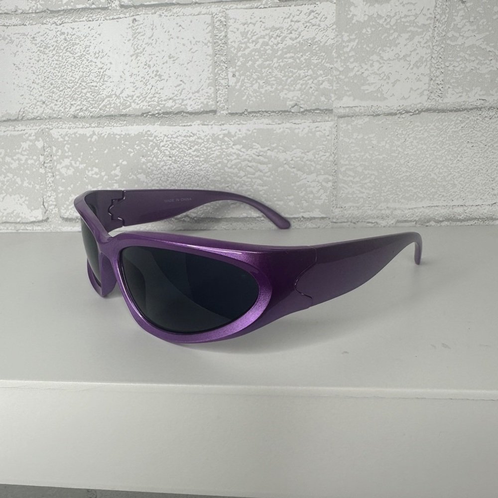 NEW‼️ Sporty Y2K Sunglasses - Picture 9 of 9